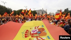 Para demonstran mengibarkan bendera Spanyol dan meneriakkan slogan di depan balai kota dalam aksi demo mendukung persatuan Spanyo sehari sebelum referendum kemerdekaan 1 Oktober yang sudah dilarang pemerintah nasional Spanyol. 
