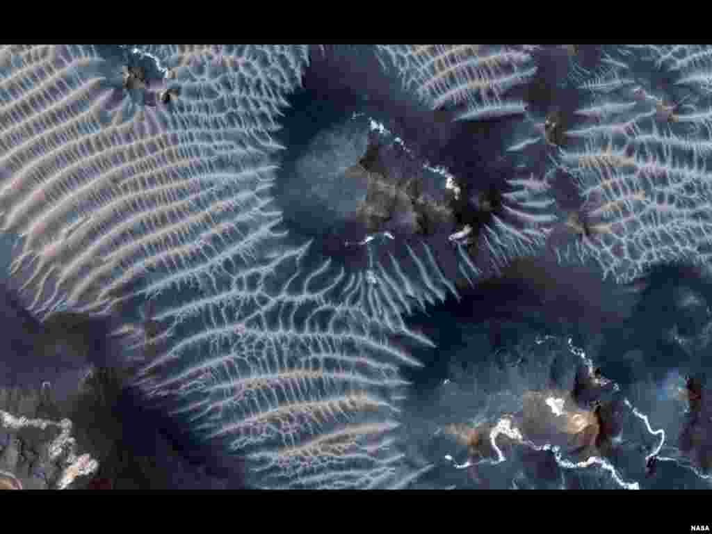 Pemandangan warna-warni di daerah Labyrinthus Noctis, yang merupakan sebuah ngarai, di permukaan planet Mars (foto: NASA).