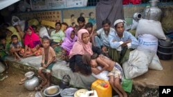 방글라데시 쿠투팔롱 난민촌으로 피난한 미얀마의 로힝야족 난민들이 지난 23일 휴식을 취하고 있다.