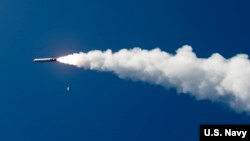 资料照：美军阿利伯克级导弹驱逐舰在实弹演习中发射一枚战斧巡航导弹（2018 年9月18日）