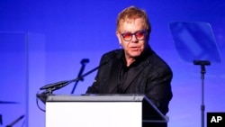 سخنرانی التون جان در رویدادی سالانه بنیاد مبارزه با ایدز التون جان - نیویورک