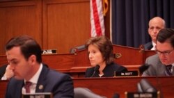 美国联邦众议员哈茨勒尔(Vicky Hartzler)（中）在听证会上质询军方官员（美国之音黎堡2020年2月26日摄）