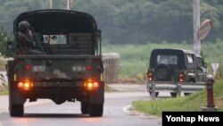 북한군이 서부전선 남쪽 경기도 연천군 남면 지역으로 로켓포로 추정되는 포탄을 발사하고 한국 군이 대응 사격을 한 20일 경기도 연천군 중면사무소 인근에서 작전에 투입된 군인들이 이동하고 있다.