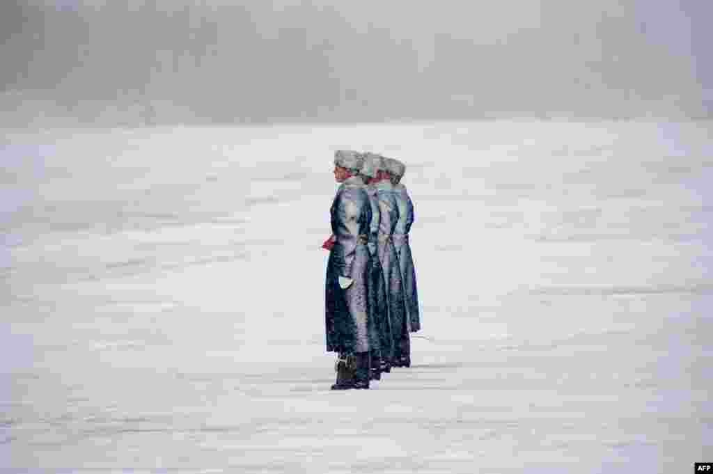 Pasukan kehormatan Belarusia menghadiri upacara serah terima 6 helikopter Mi-8MTV-5 yang dibeli dari Rusia di Minsk.