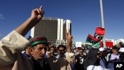 利比亚人9月21日在班加西举行反对伊斯兰教法虔诚者的抗议示威