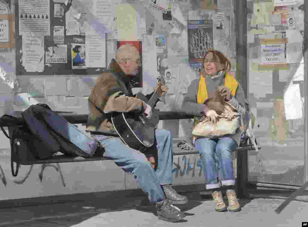 Warga membahas perkembangan Ukraina di Alun-alun Independen, Kyiv (12/3).&nbsp;(AP/Efrem Lukatsky)