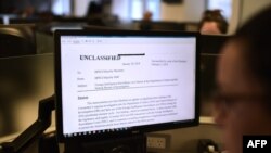 2018年2月2日，华盛顿特区的记者电脑屏幕上显示，共和党的情报备忘录指控联邦调查局在调查俄罗斯干涉2016年选举时滥用权力。