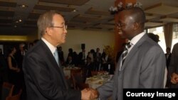 Katibu Mkuu mstaafu wa Umoja wa Mataifa Ki-moon akizungumza na mwandishi wa habari Erick Kabendera Octoba 2008.