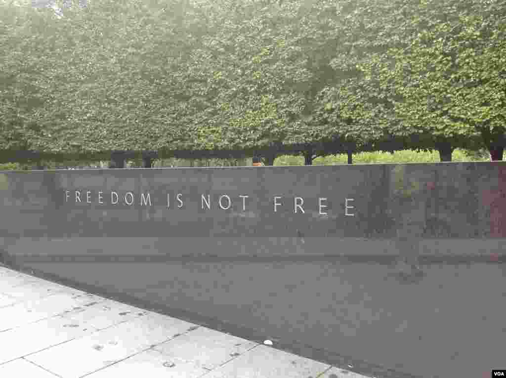 韩战纪念墙上写着＂自由不是没有代价＂