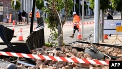 ຝາ​ຂອງ​ຕຶກ​ລົ້ມ​ໃສ່​ຖະ​ນົນ​ໃນ​ນະ​ຄອນ ແມ​ລ​ເບິນ, ອອ​ສ​ເຕ​ຣ​ເລຍ, 2 ກັນ​ຍາ 2024.