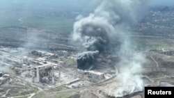 乌克兰马里乌波尔的亚速钢铁厂升起浓烟。（2022年4月18日）