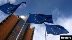 比利时布鲁塞尔欧盟总部外飘扬的欧盟旗帜。