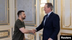 英国外相卡梅伦与乌克兰总统泽连斯基在基辅举行会谈。（2024年5月3日）
