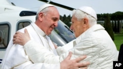 새 교황 프란치스코 1세(왼쪽)가 전임 베네딕토 16세와 포옹하고 있다.