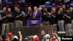 Republikanski predsjednički kandidat i bivši američki predsjednik Donald Trump govori tokom predizbornog skupa u Prescott Valleyju, Arizona, 13. oktobra 2024. (Foto: REUTERS/Go Nakamura)