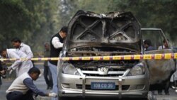 کارشناسان و ماموران امنیتی هند در دهلی نو، در حال بررسی صحنه انفجار و اتومبیل بمب گذاری شده سفارت اسرائیل