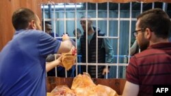 加沙民众在加沙城排队购买得到补贴的面包。（2024年4月15日）