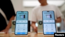 资料照片：上海一家华为专卖店内展示的华为Mate 60 Pro智能手机。（2023年9月8日）