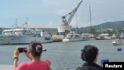 一名女子在菲律宾苏比克湾港口拍照（资料照片）