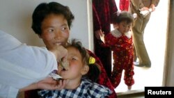 북한 황해북도의 한 병원에서 북한 어린이가 국제아동기금 UNICEF가 제공한 약을 복용하고 있다. (자료사진)
