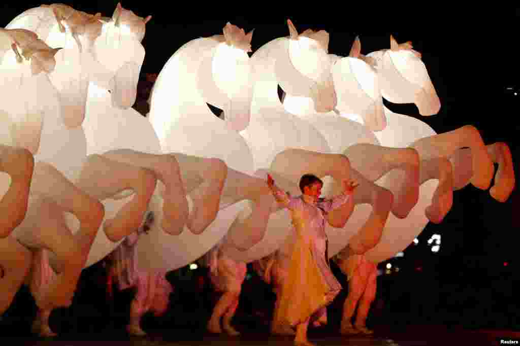 Para anggota tim akrobat &#39;Compagnie des Quidams&#39; tampil dalam sebuah pertunjukan di Skopje, Makedonia.