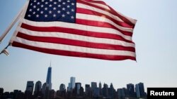 Un drapeau devant le paysage de Manhattan à New York, le 11 juillet 2014. 