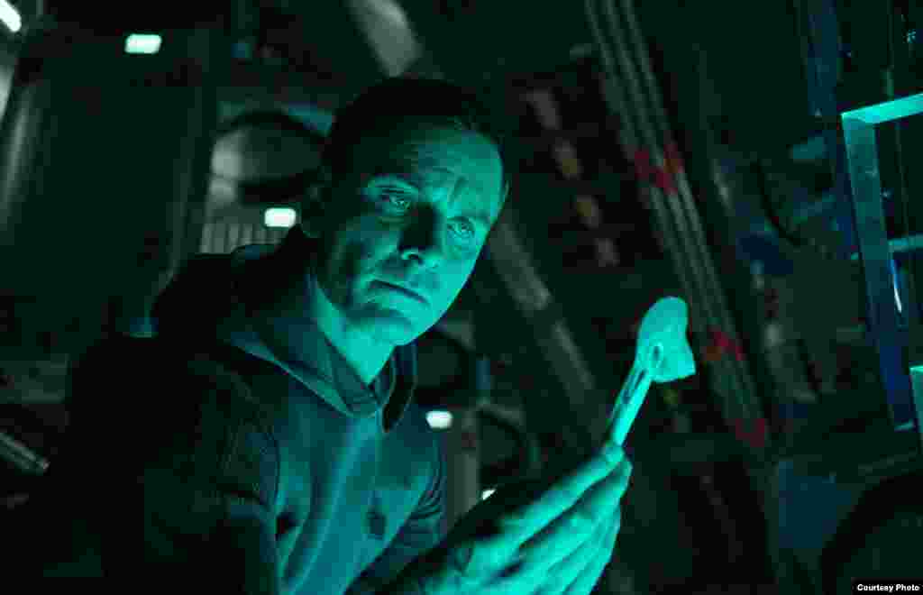 新片《异型：契约》（&quot;Alien: Covenant.&quot;）的剧照。迈克尔&middot;法斯宾德（Michael Fassbender ）扮演拥有人造智商的机器人。