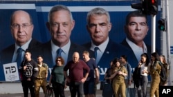 资料照片：以色列的竞选广告（右二是拉皮德，2019年4月7日）