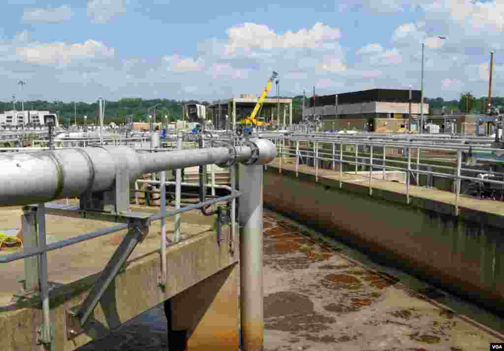 After primary sedimentation, the fluid flows into secondary tanks where oxygen is pumped into it so microbes can break down the organic matter. (Rosanne Skirble/VOA)