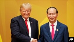 美国总统川普2017年11月11日出席APEC峰会 ,与越南国家主席陈大光握手