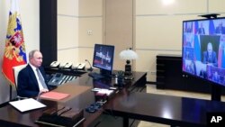 ប្រធានាធិបតីរុស្ស៊ីលោក Vladimir Putin នៅក្នុងកិច្ចប្រជុំក្រុមប្រឹក្សាសន្តិសុខជាតិដែលធ្វើឡើងតាមប្រព័ន្ធអ៊ីនធឺណិត នៅទីក្រុងមូស្គូ ថ្ងៃទី១៥ ខែមករា ឆ្នាំ២០២១។