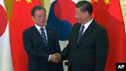 中国国家主席习近平在北京人大会堂会见到访的韩国总统文在寅。（2019年12月23日）