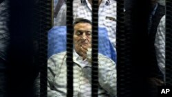 지난 4월 이집트 카이로에서 부패 혐의 재판에 출석한 호스니 무바라크 전 대통령.