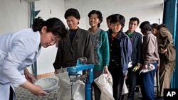 북한 평안남도 안주에서 식량 배급을 기다리는 주민들 (자료사진).