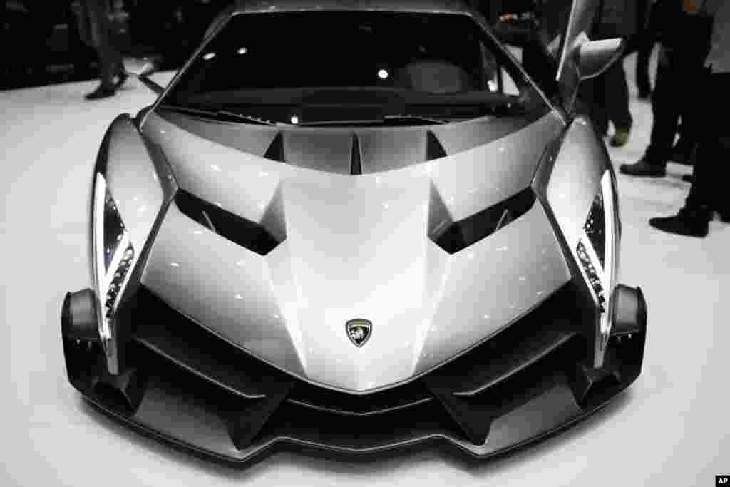 Lamborghini seri baru Veneno terlihat dalam pameran mobil internasional di Jenewa, Swiss.