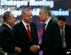 Turski predjsednik Recep Tayyip Erdogan (centar) i ministar inostranih poslova Turske Mevlut Čavušoglu (lijevo) razgovaraju sa generalnim sekretarom NATO Jensom Stoltenbergom tokom NATO-ovog mediteranskog idjaloga, u Ankari, Turska, 6. maja 2019.