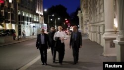 علی اکبر صالحی(نفر وسط)، رئیس سازمان انرژی اتمی ایران، در زمان مذاکرات هسته ای در وین در تابستان سال ۹۴