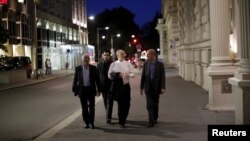 이란 핵 협상에 참여하고 있는 알리 아크바르 살레히 이란 원자력청장(오른쪽에서 2번째)이 4일 협상이 진행되고 있는 오스트리아 빈의 한 호텔로 향하고 있다.