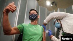 纽约市西奈山医院的Tommy Wong医生在接种辉瑞新冠病毒疫苗时伸出大拇指。（2020年12月15日）