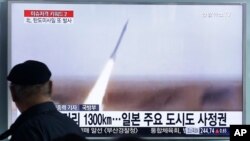 یک مرد در حال تماشای تصاویر تلویزیونی اقدام موشکی روز جمعه کره شمالی.