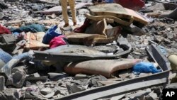 ትናንት ሰኔ 25/2011 ዓ.ም ምሽት ከሊቢያ ዋና ከተማ ትሪፖሊ ወጣ ብሎ በሚገኝ ታጃውራ በተባለ ፍልሰተኞች በታሰሩበትና ጥቃቱ የተፈፀመብት ቦታ/ ፎቶ፡ ኤፒ 