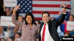 미국 사우스캐롤라이나주 채핀에서 열린 공화당 마크 루비오(오른쪽) 대선 후보 유세에서, 니키 헤일리 주지사(왼쪽)가 지지를 선언했다.