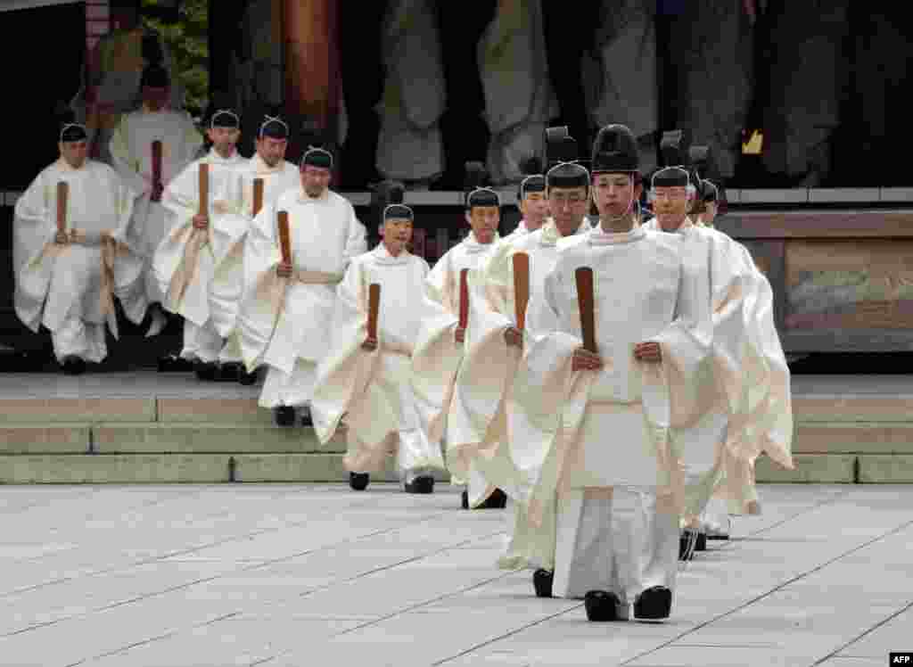 Seorang Pendeta Shinto berjalan keluar dari kuil setelah upacara ritual "Kiyoharai" pada hari pertama festival musim gugur di kuil Yasukuni di Tokyo, Jepang.