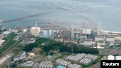 Foto udara PLTN Fukushima yang dioperasikan oleh Tokyo Electric Power Co. (TEPCO) dan bak penampungan air yang terkontaminasi tanggal 20 Agustus 2013 (Foto: dok). Kebocoran PLTN Fukushima meningkatkan kekhawatiran Badan Pengawas Nuklir Jepang, yang berencana akan menaikkan tingkat kewaspadaan ke tingkat tiga (serius), Rabu (21/8). 