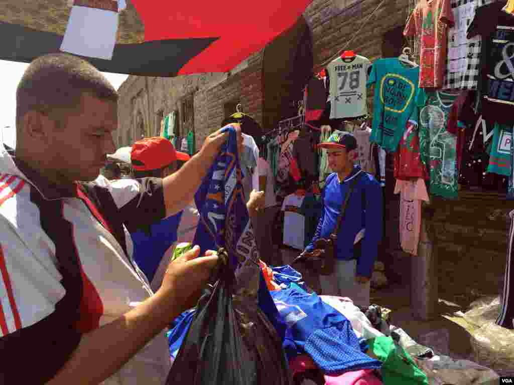 The Friday market in east Cairo is famous for very cheap prices and a large variety of goods sold, like clothes, furniture, pets, and used electronics. 27 May 2016, Cairo. (Photo: Hamada Elrasam for VOA)