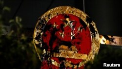 2019年7月21日香港反送中示威者游行前往北京中央政府驻港机构中联办抗议后中国国徽遭破坏。