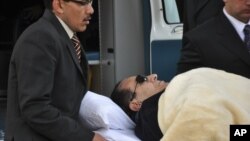 حسنی مبارک خوابیده بر تخت در جلسات دادگاه حاضر شد.