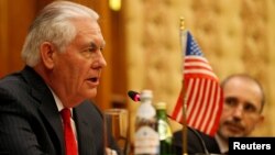 요르단을 방문 중인 렉스 틸러슨 미국 국무장관이 14일 암만에서 아이만 사파디 요르단 외무장관과 공동 기자회견을 하고 있다.