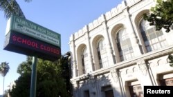 洛杉矶汉密尔顿高中的公告牌显示“学校停课”