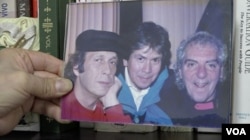 Tony Acosta of Luthier Music Corp. shares an undated photo he took with the late Spanish flamenco guitarist Paco de Lucía (left) and Argentine classical guitarist Jorge Morel (right), March 2016. Both guitarists were regular customers of Acosta’s nylon strings. (R. Taylor/VOA)